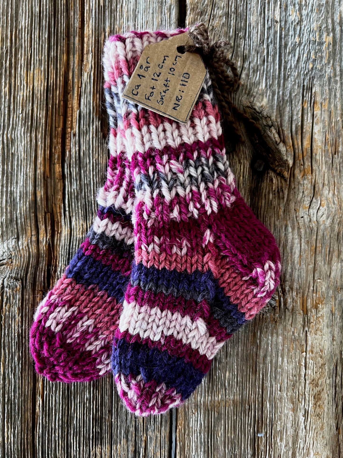 Handstickade sockor 1 år Nr 110