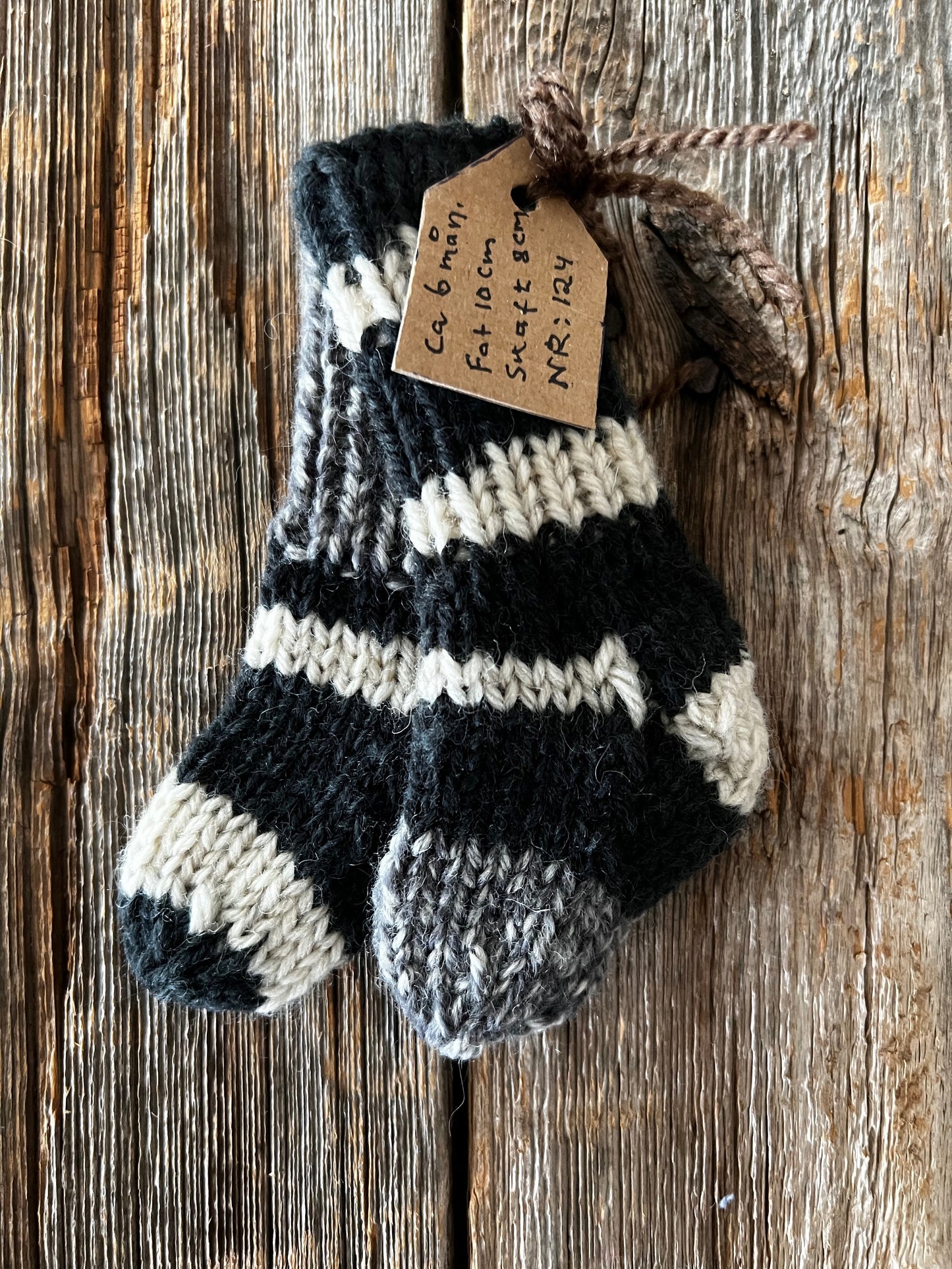 Handstickade sockor 0,5 år Nr 124