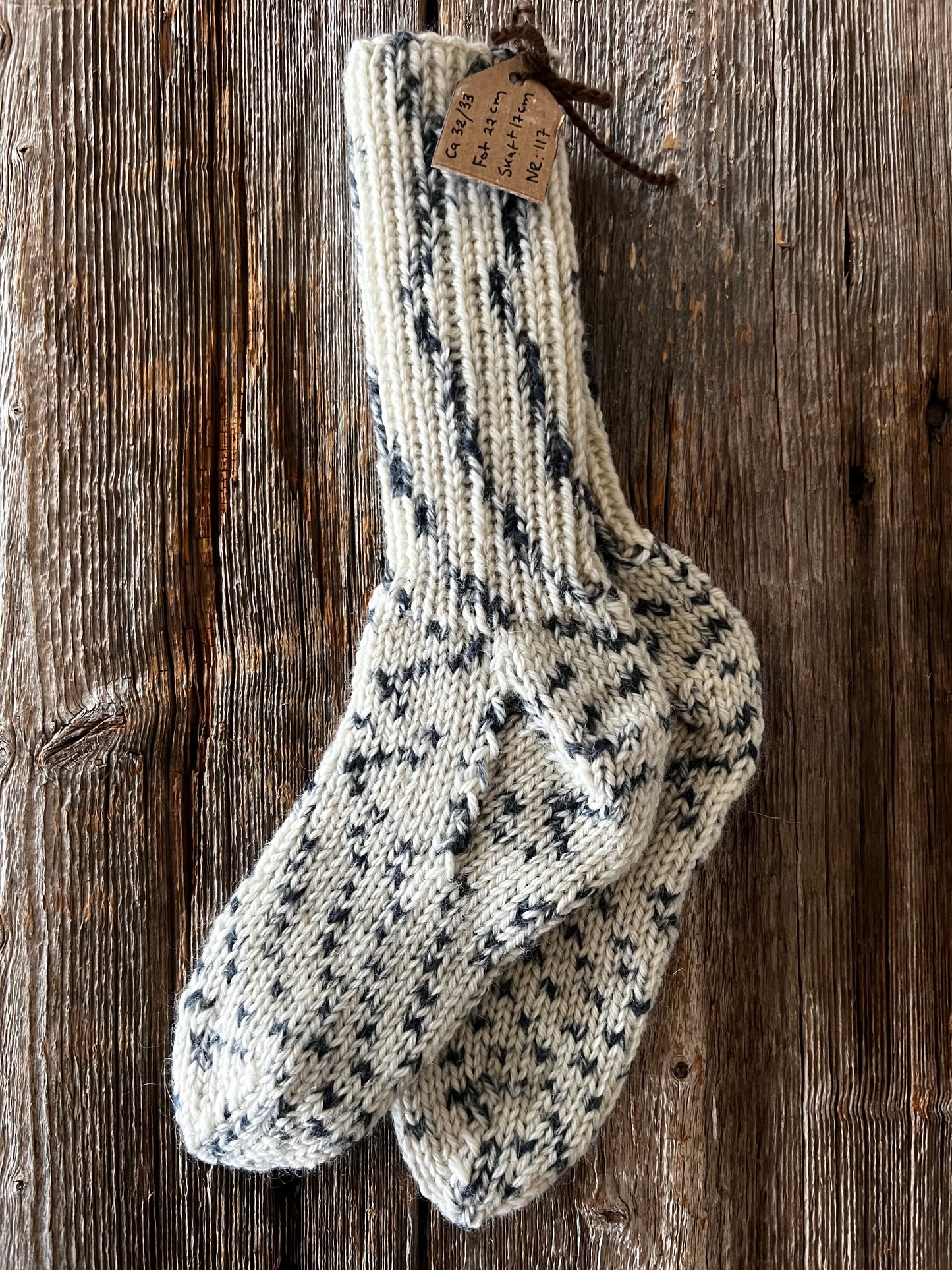 Handstickade sockor 32/33 Nr 117