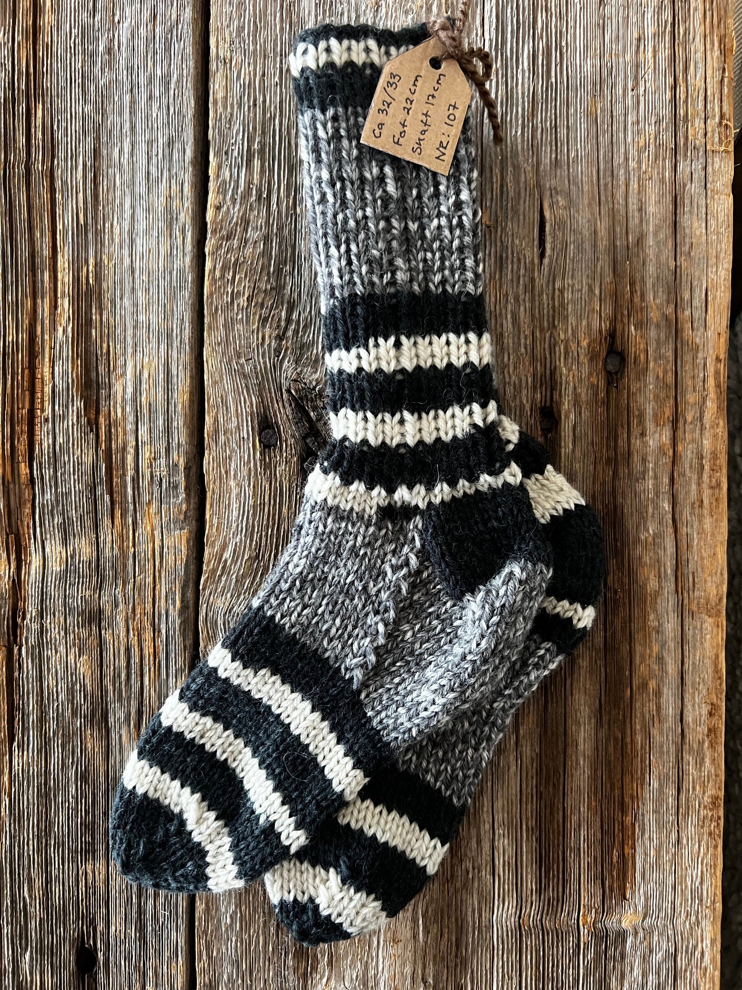 Handstickade sockor 32/33 Nr 107