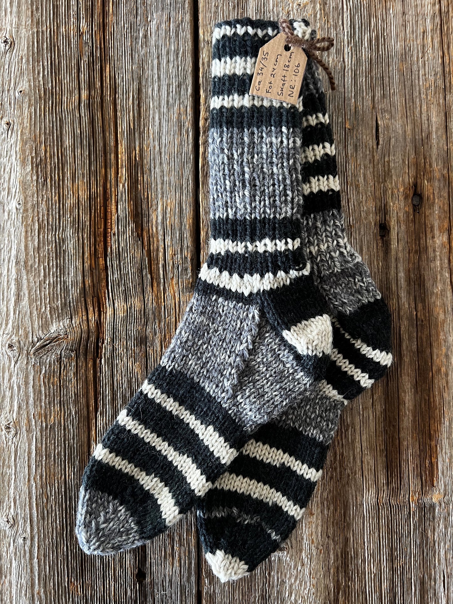 Handstickade sockor 34/35 Nr 106