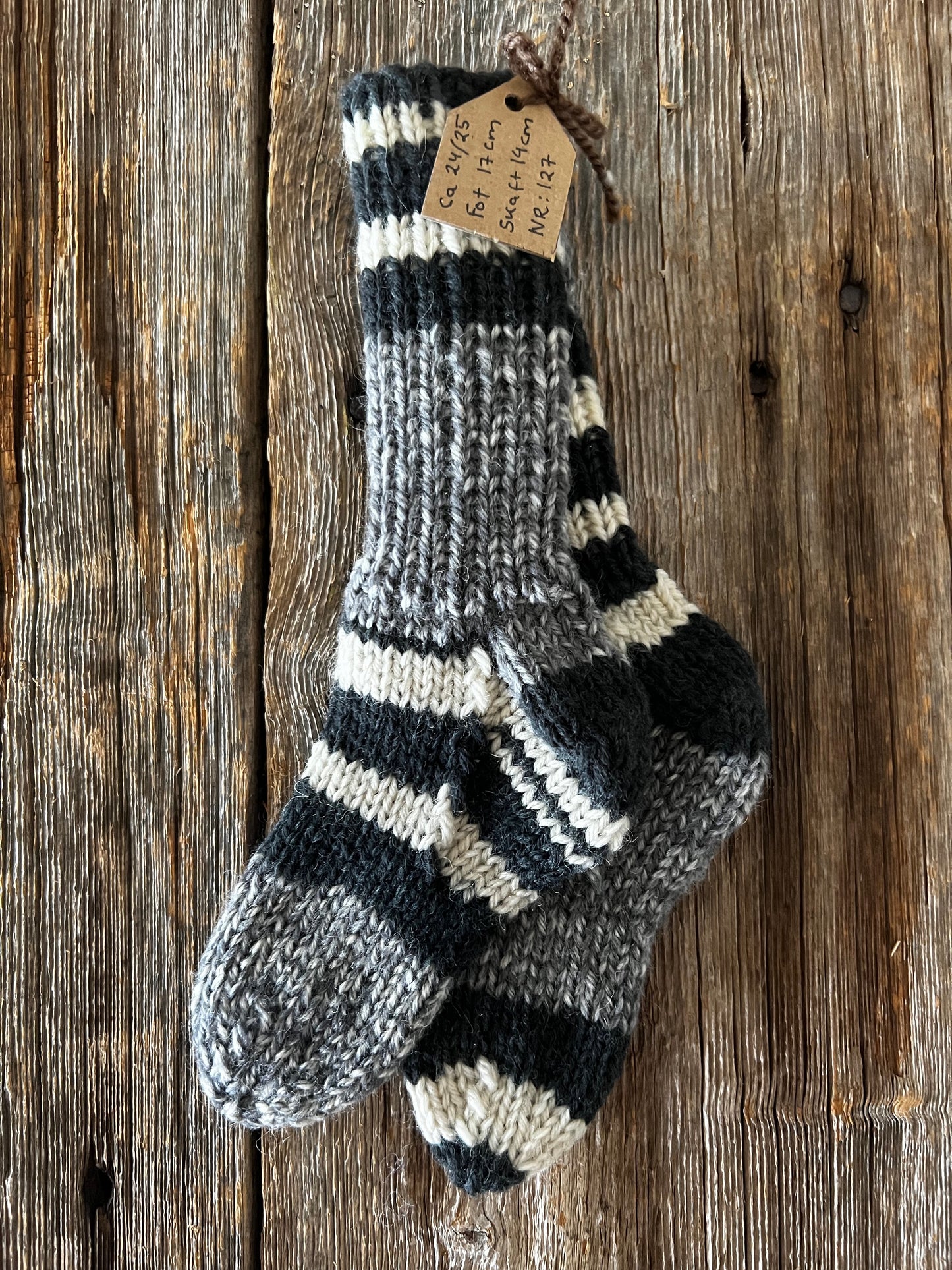 Handstickade sockor 24/25 Nr 127