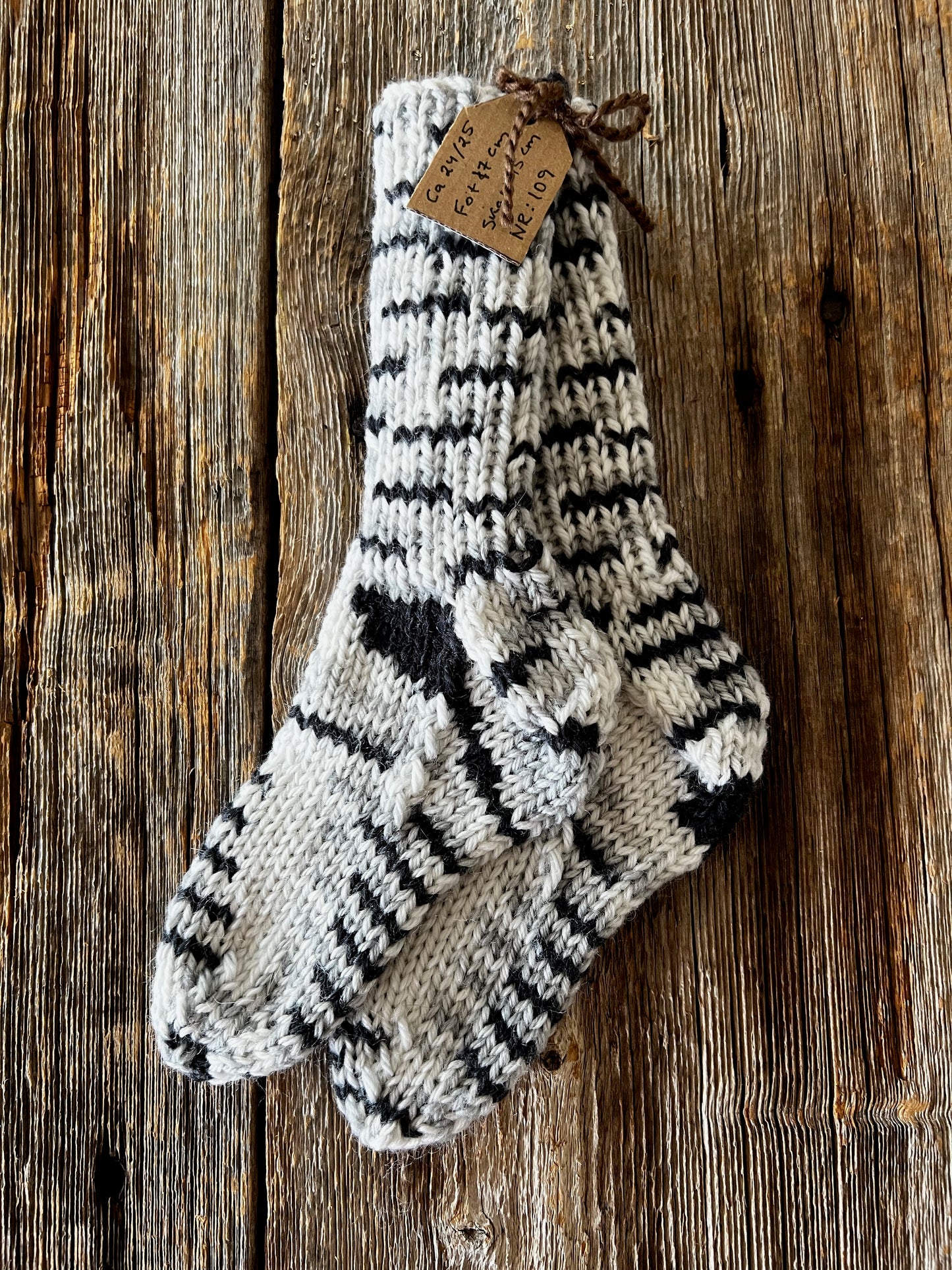Handstickade sockor 24/25 Nr 109