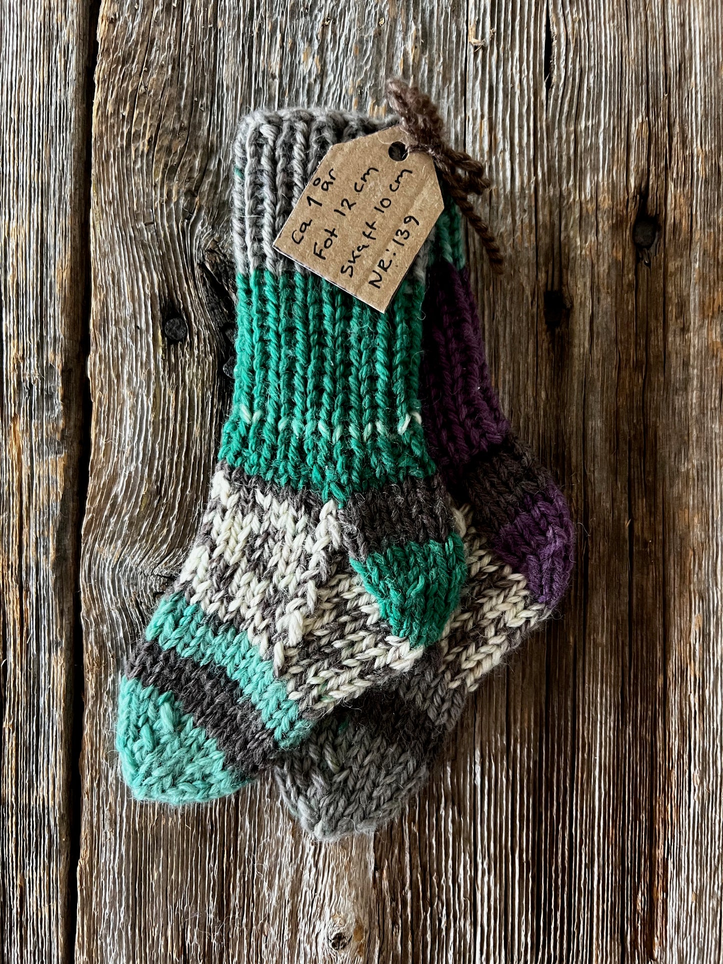 Handstickade sockor 1 år Nr 139