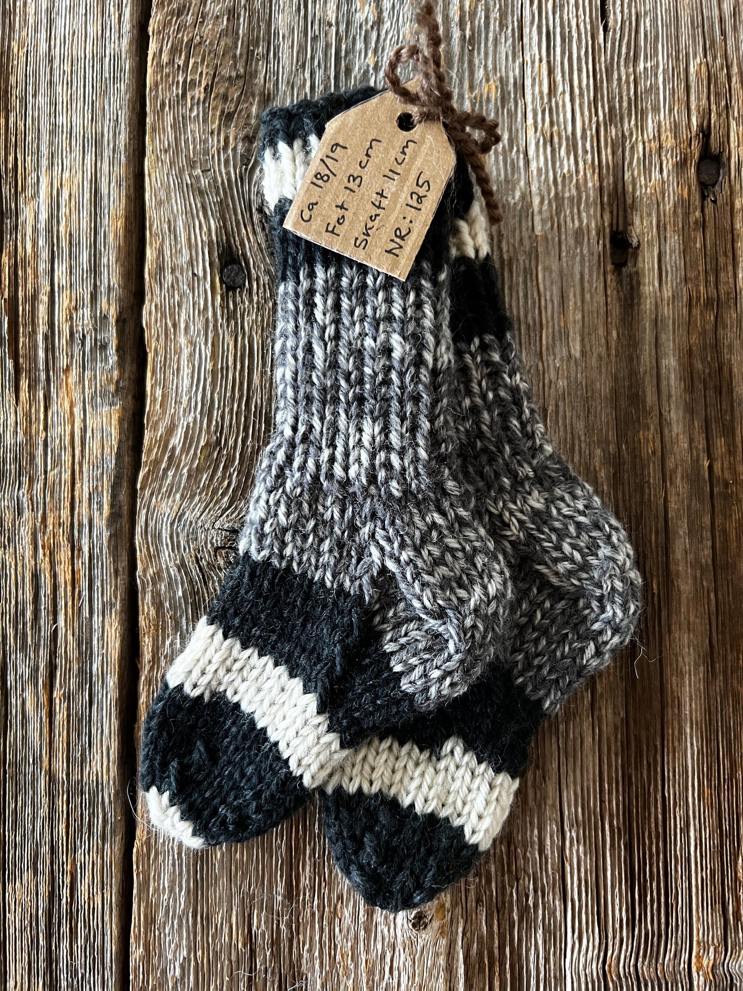 Handstickade sockor 18/19 Nr 125