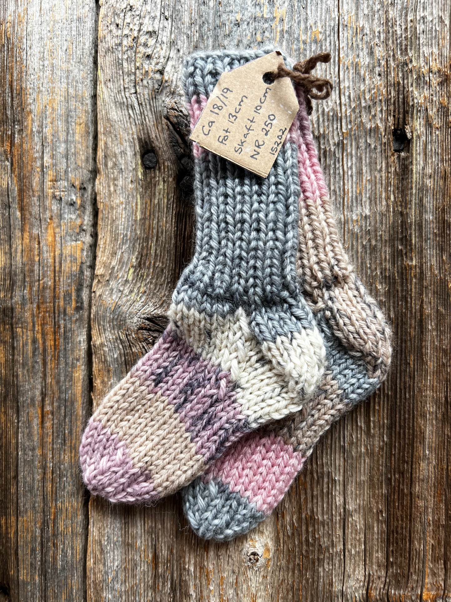 Handstickade sockor 18/19 Nr 250