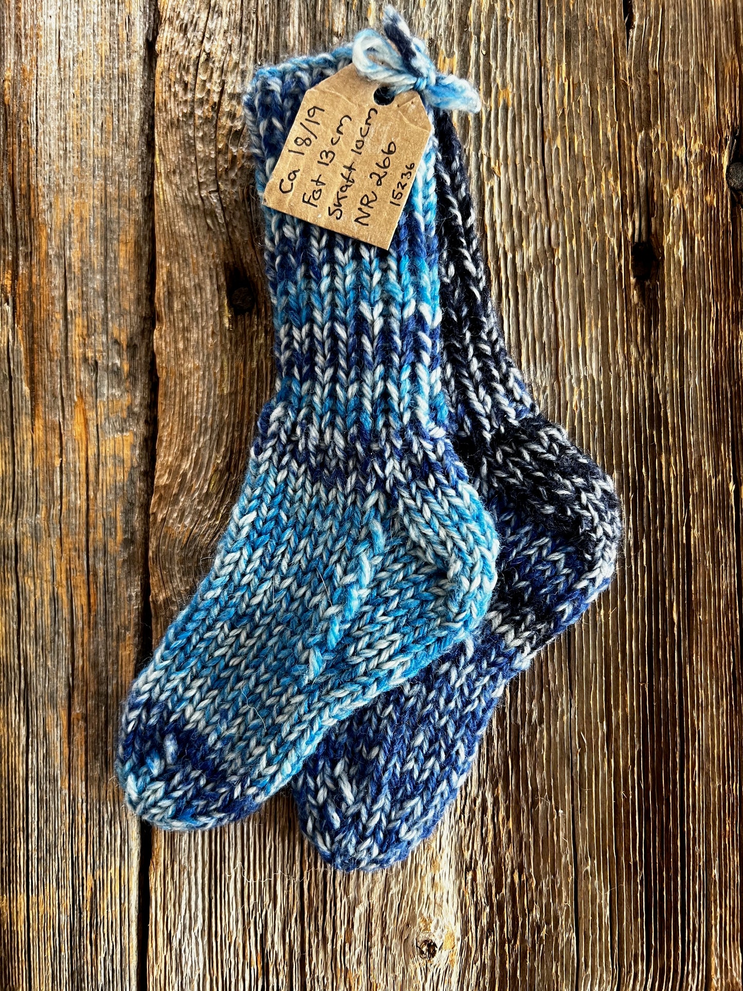 Handstickade sockor 18/19 Nr 266