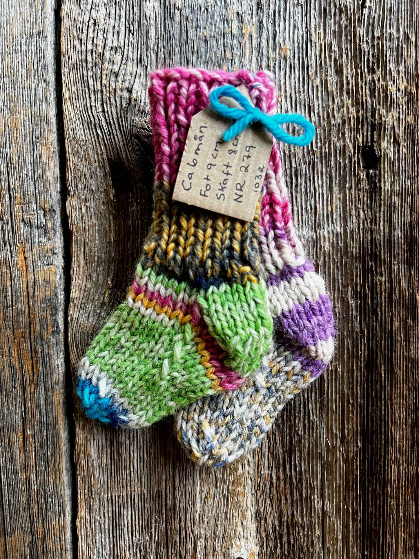 Handstickade sockor 0,5 år Nr 279