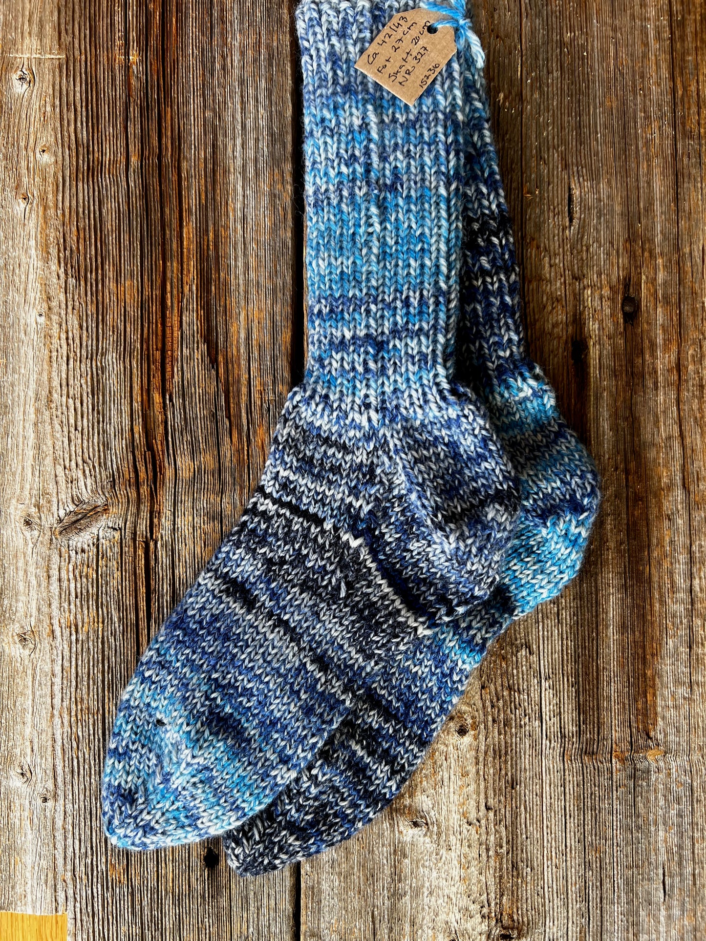 Handstickade sockor 42/43 Nr 327