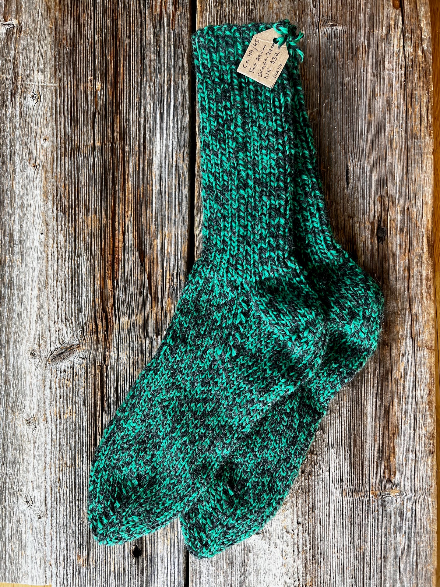 Handstickade sockor 44/45 Nr 332