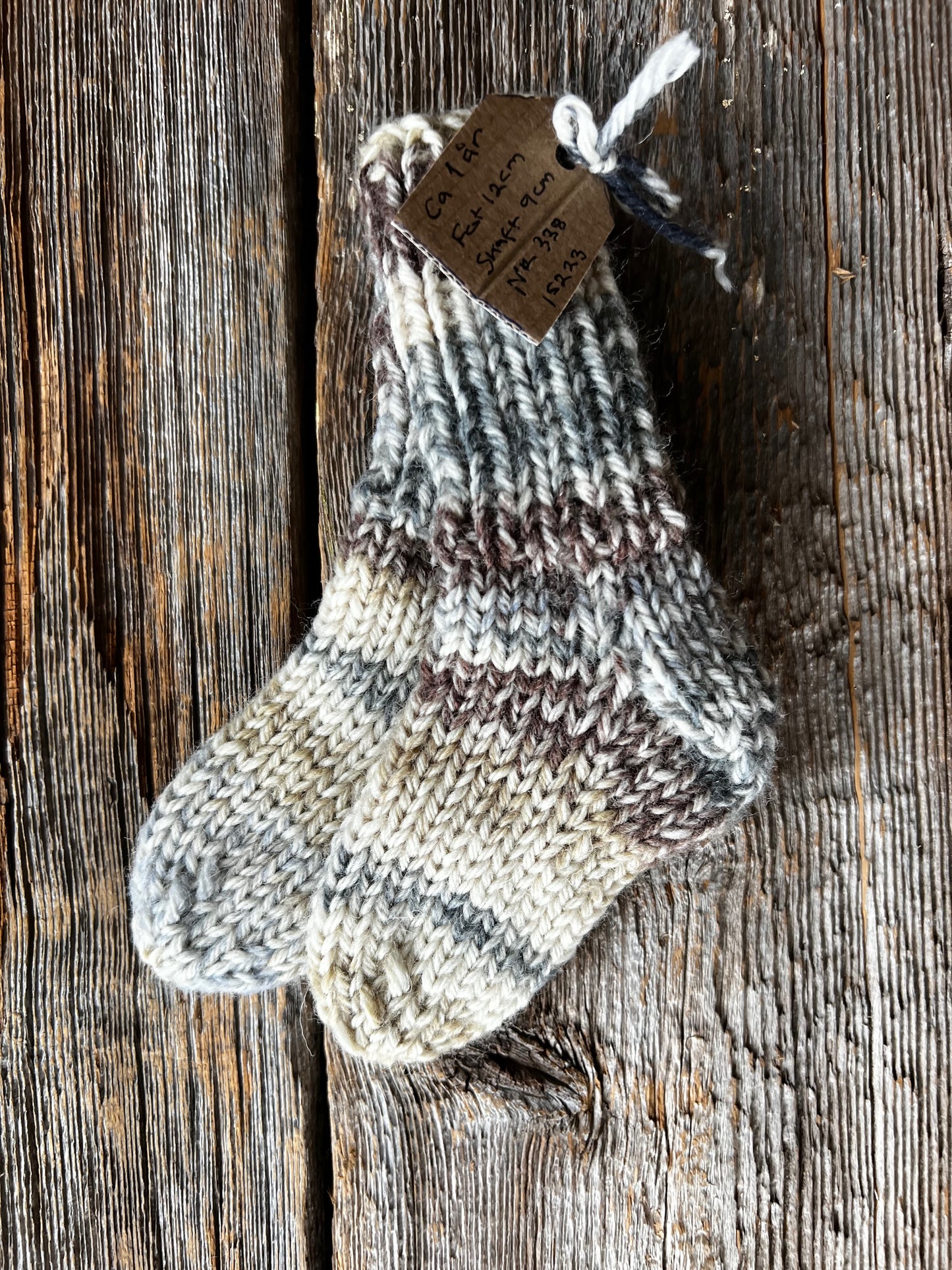 Handstickade sockor 1 år Nr 338