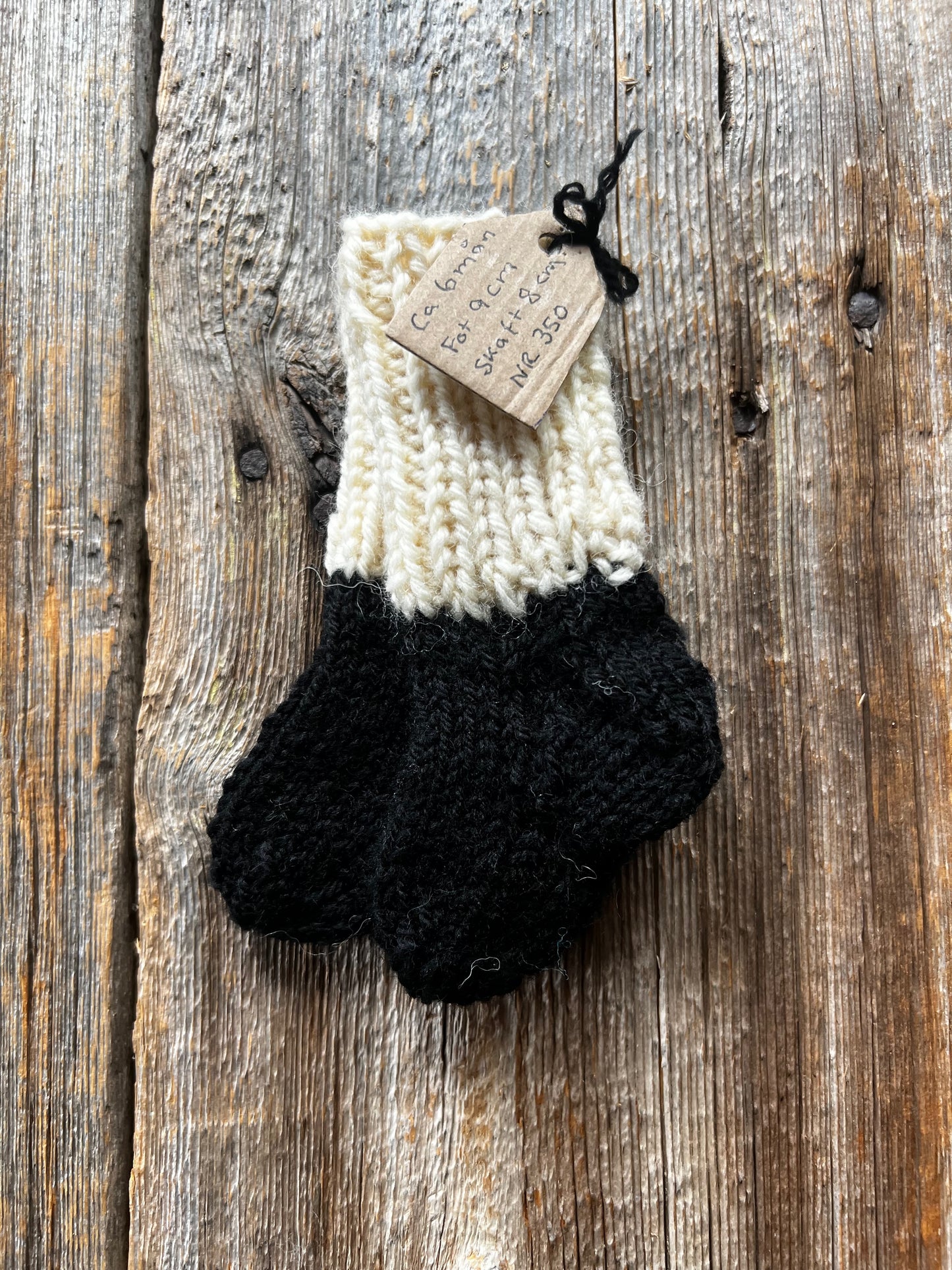 Handstickade sockor 0,5 år Nr 350