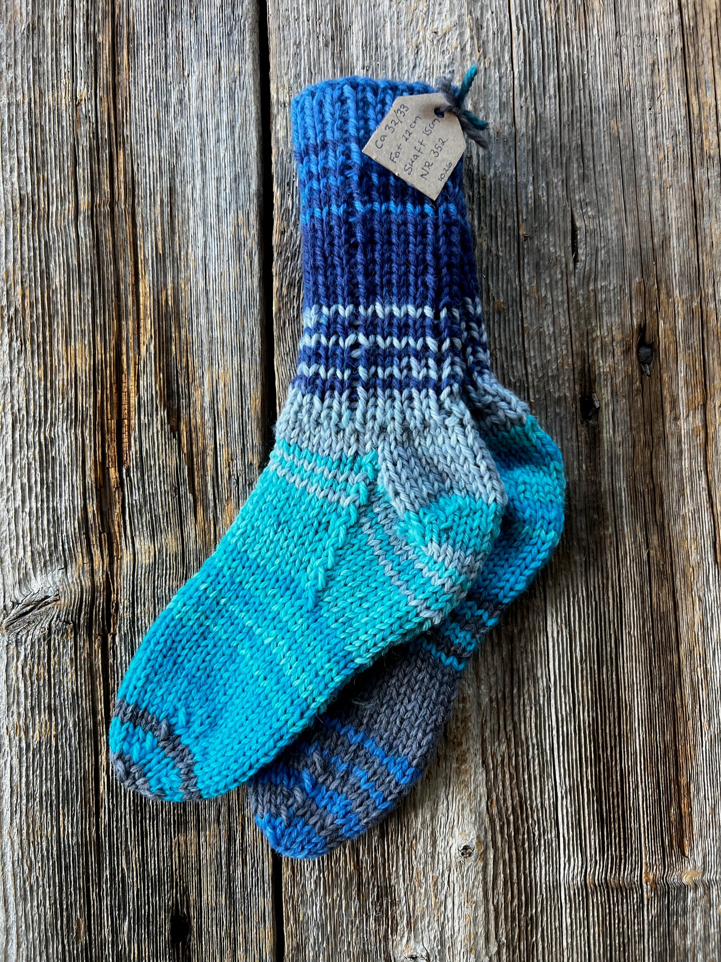 Handstickade sockor 32/33 Nr 352