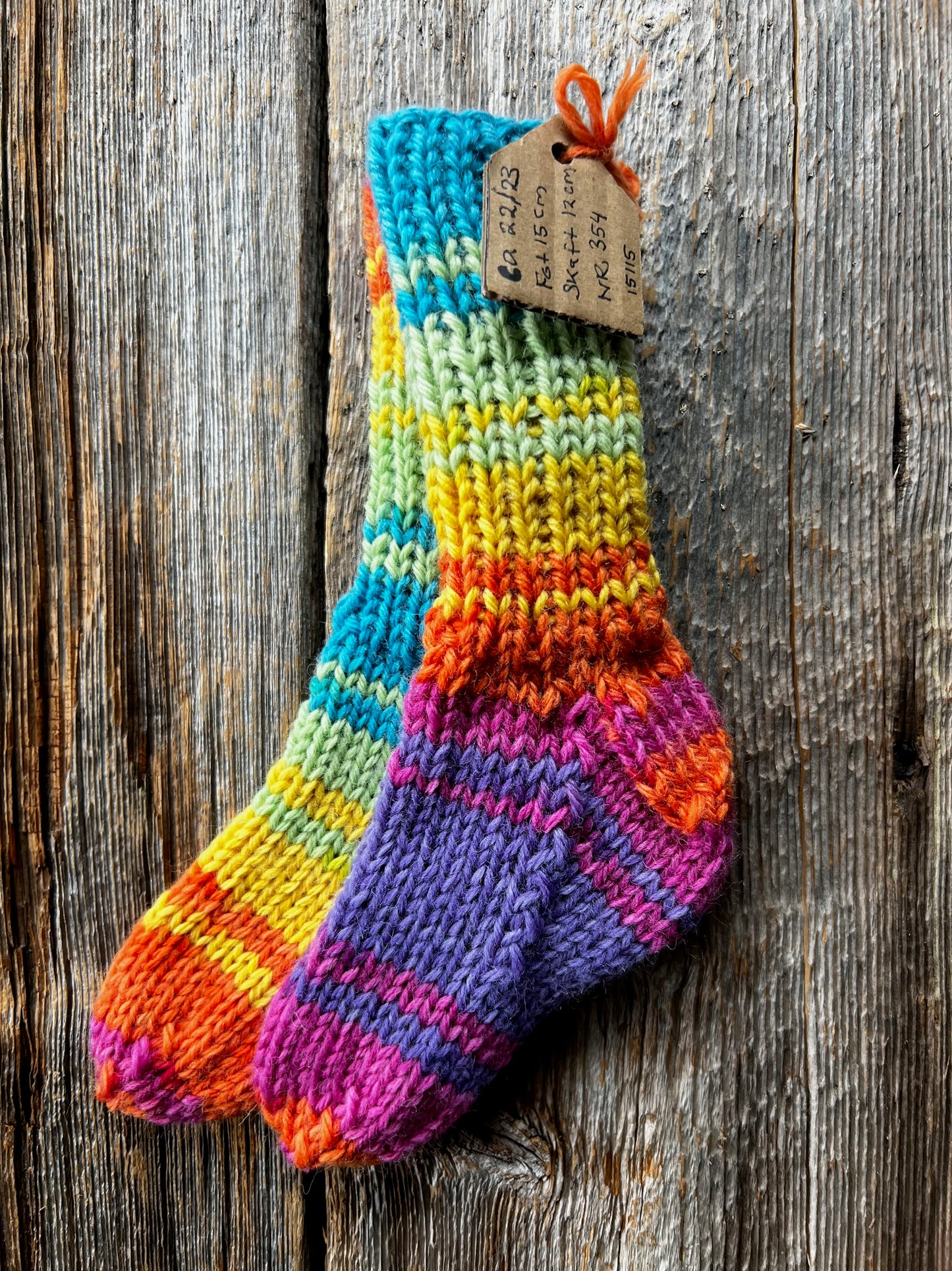 Handstickade sockor 22/23. Nr 354