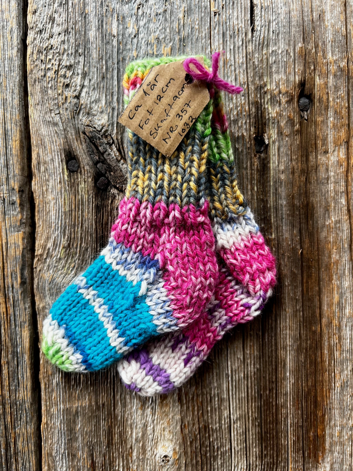 Handstickade sockor 1 år Nr 357