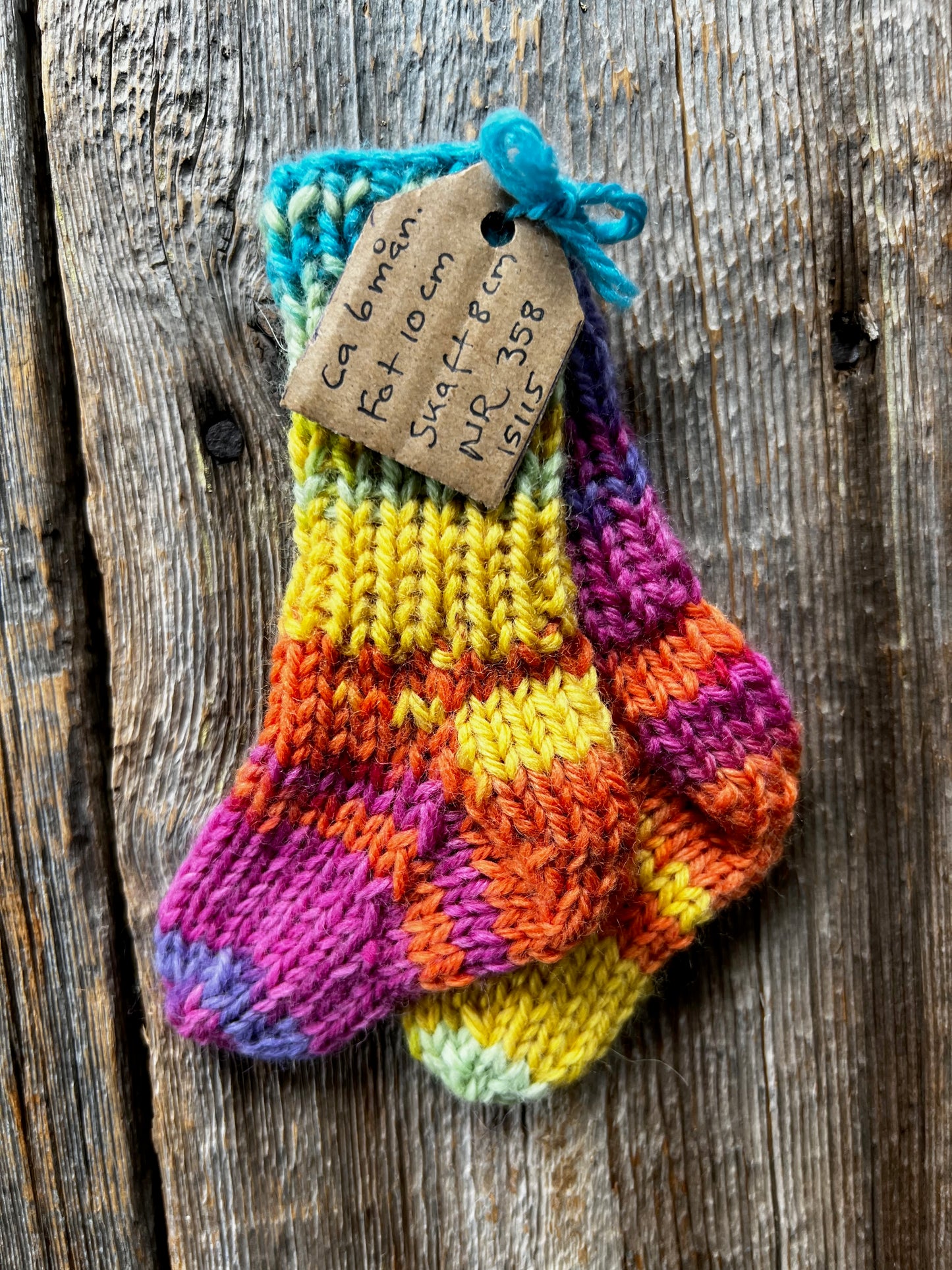 Handstickade sockor 0,5 år Nr 358