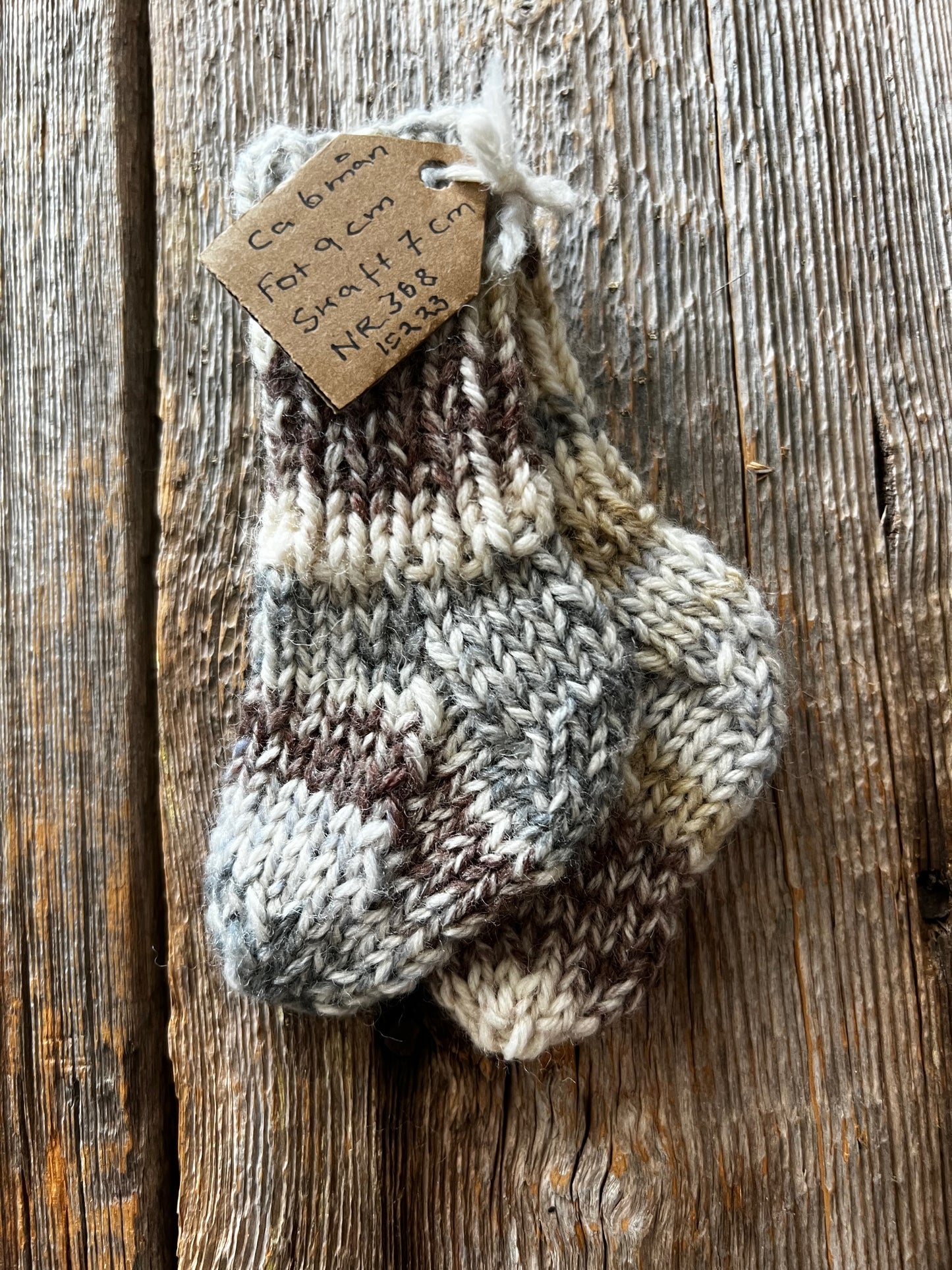 Handstickade sockor 0,5 år Nr 368