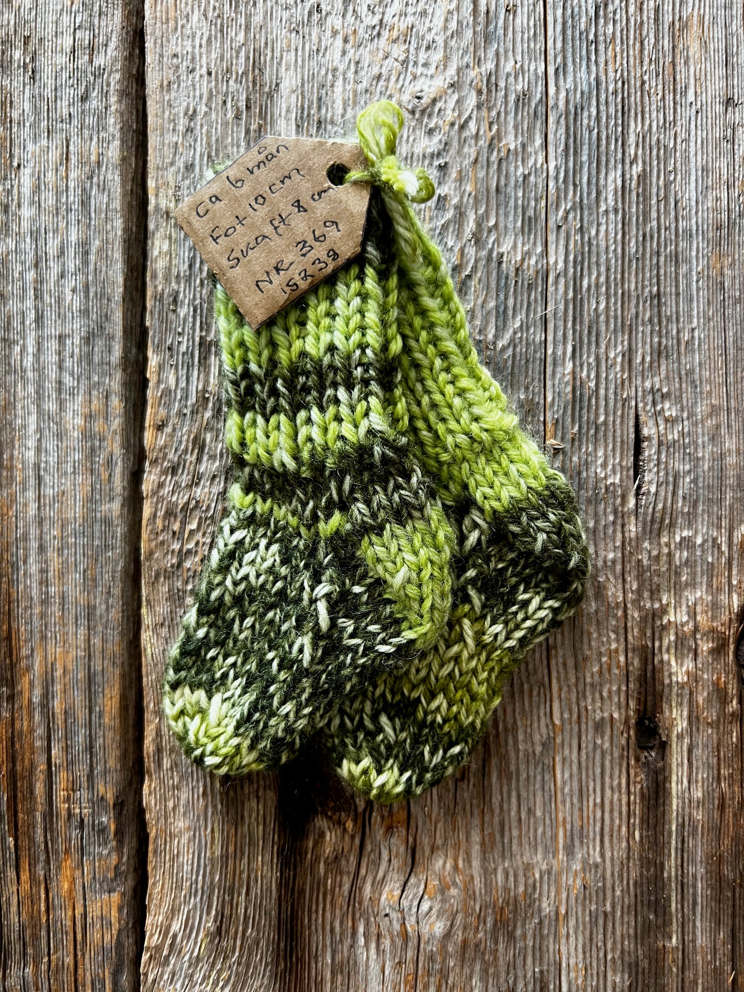 Handstickade sockor 0,5 år Nr 369