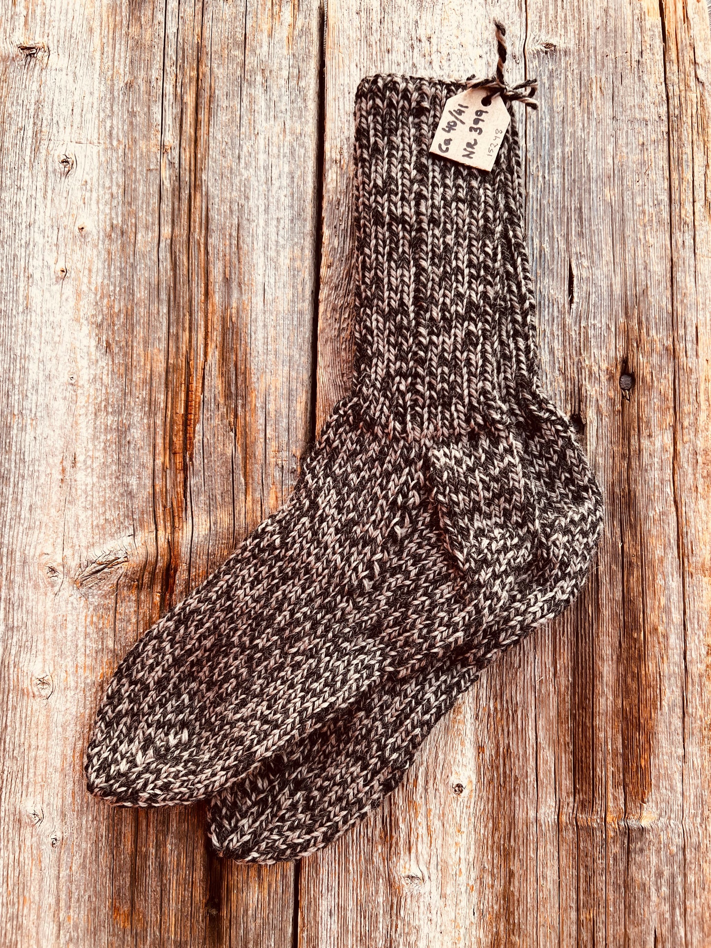 Handstickade sockor 40/41 Nr 399