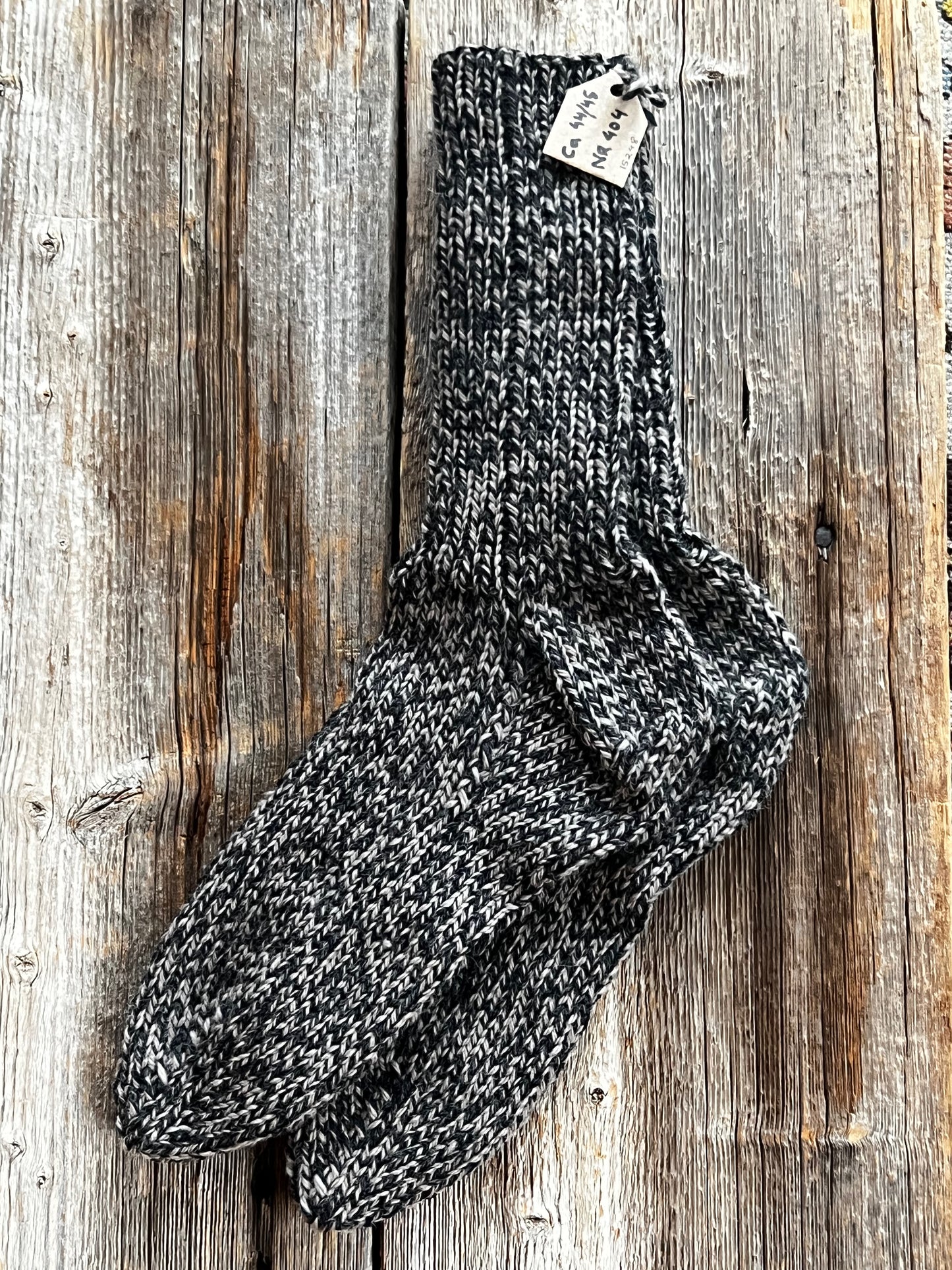 Handstickade sockor 44/45 Nr 404