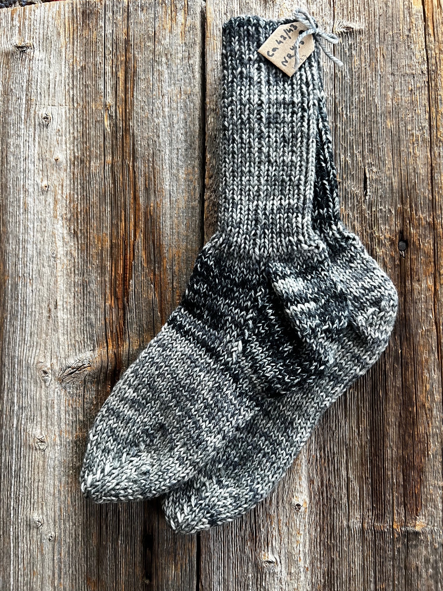 Handstickade sockor 42/43 Nr 405