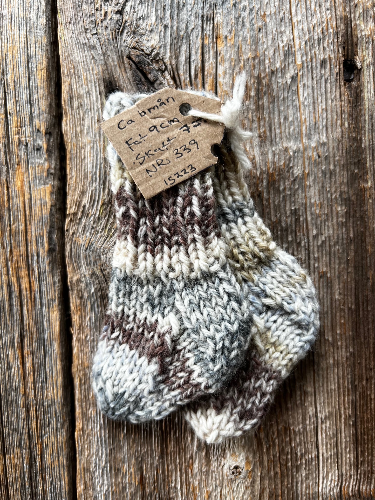 Handstickade sockor 0,5 år Nr 339