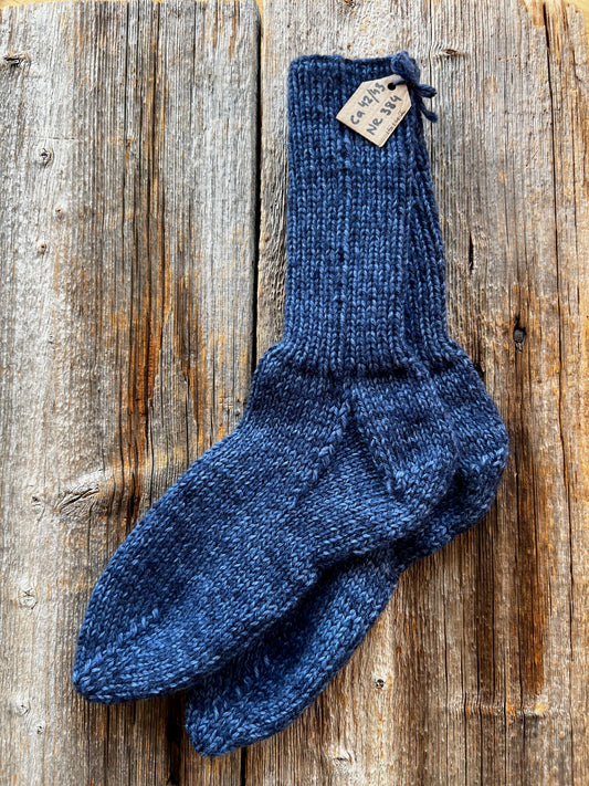 Handstickade sockor 42/43 Nr 384