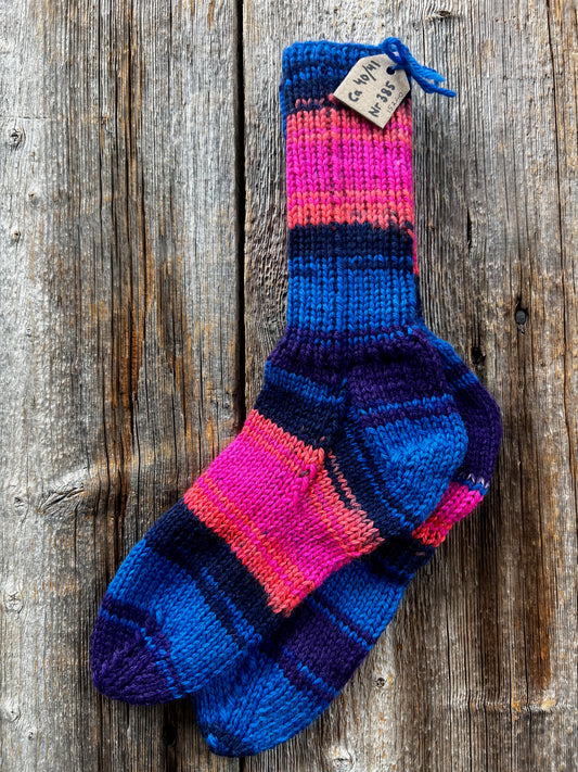 Handstickade sockor 40/41 Nr 385