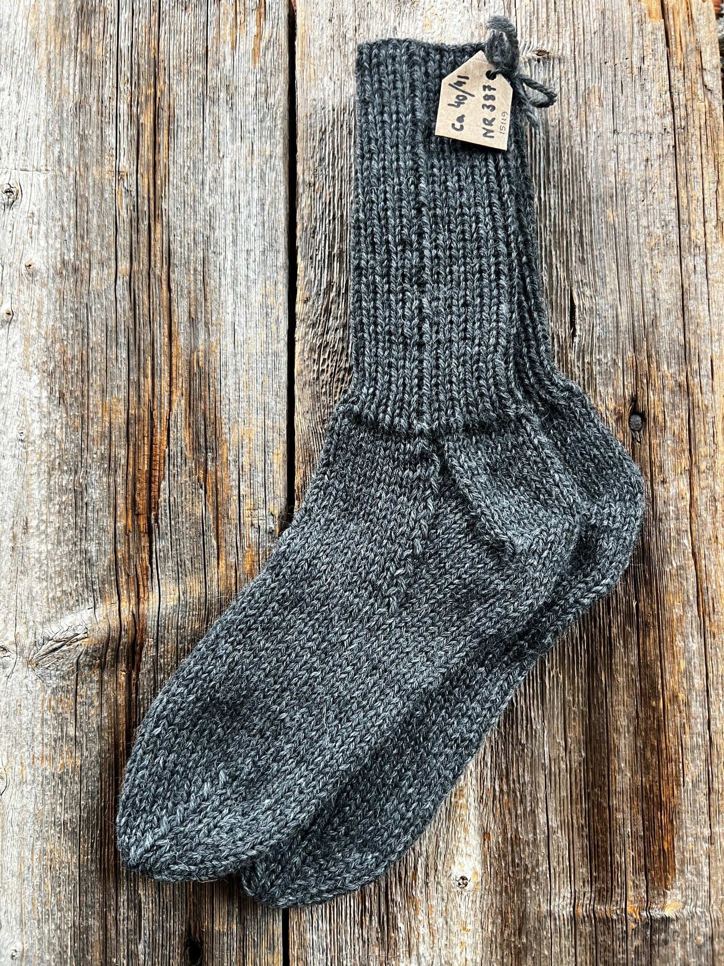 Handstickade sockor 40/41 Nr 387