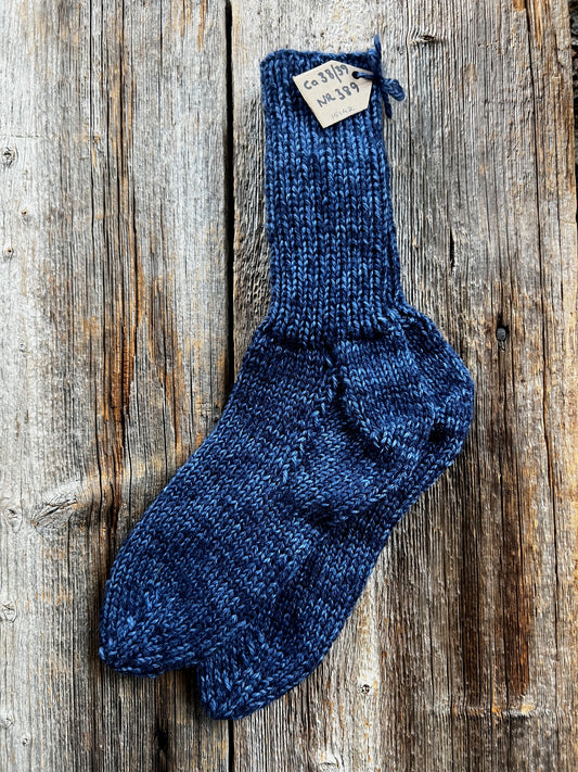Handstickade sockor 38/39 Nr 389
