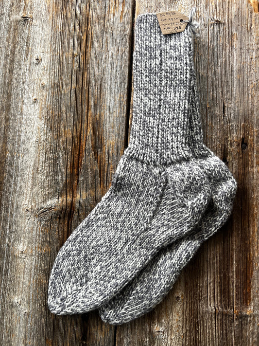 Handstickade sockor 44/45 Nr 395