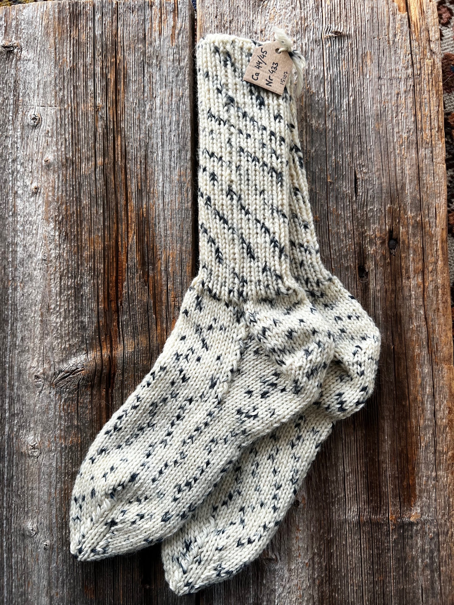 Handstickade sockor 44/45 Nr 433