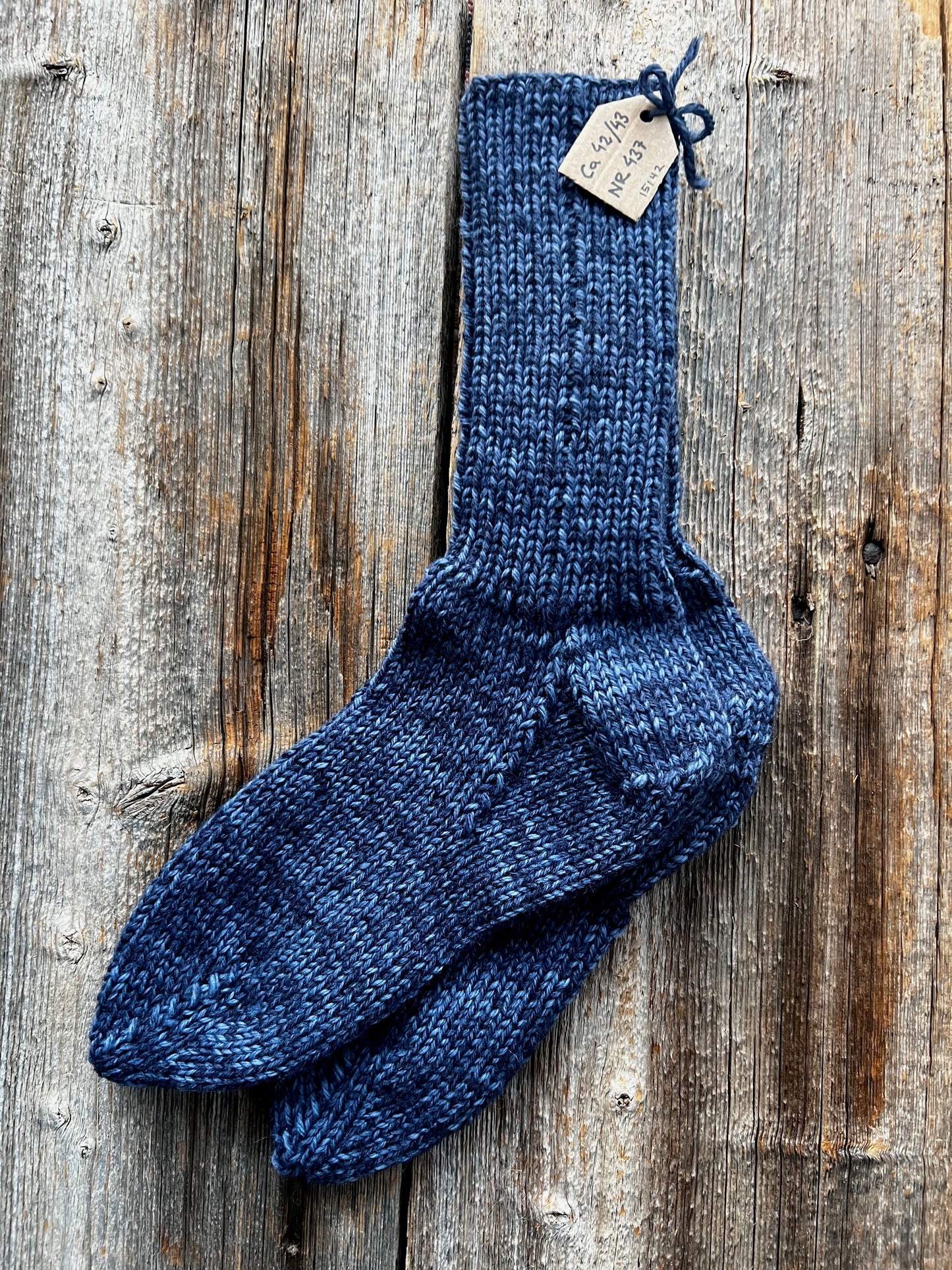Handstickade sockor 42/43 Nr 437