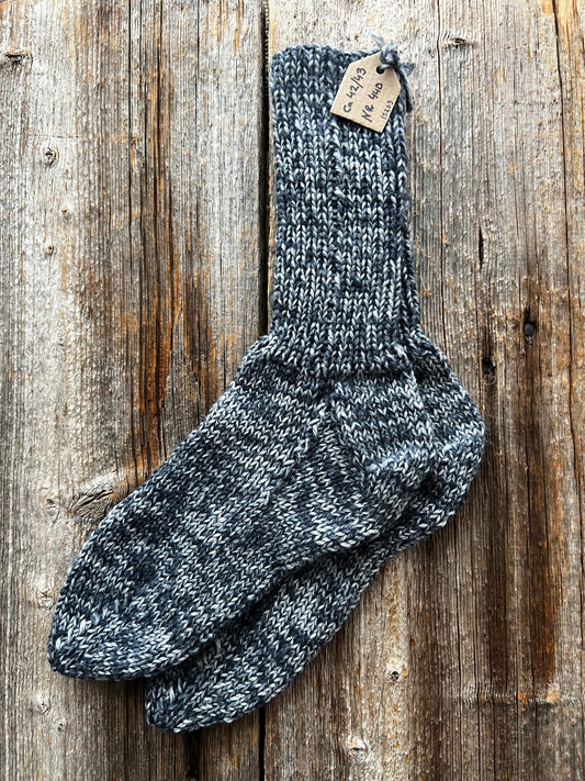 Handstickade sockor 42/43 Nr 440