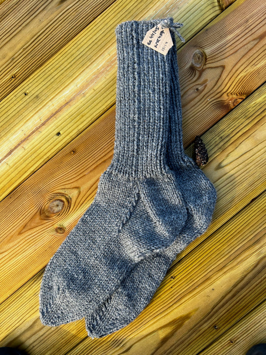 Handstickade sockor 44/45 Nr 457